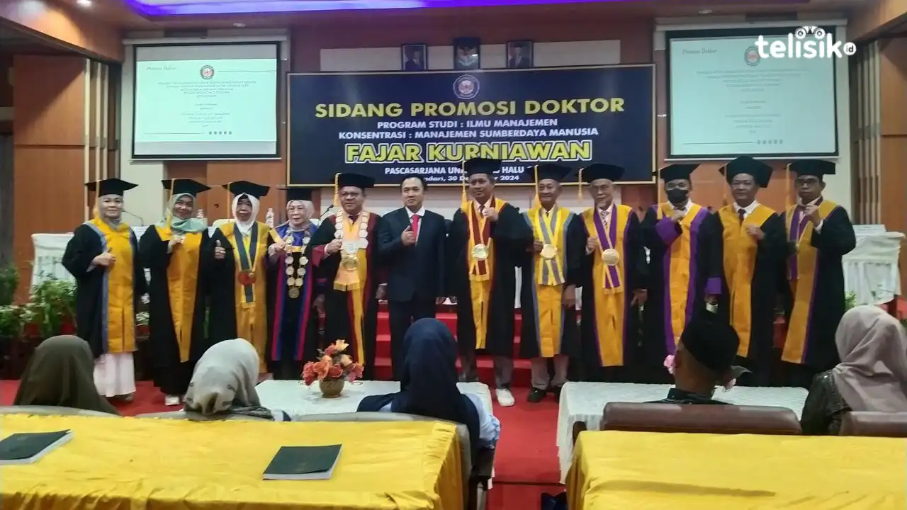 Dosen Stikes Pelita Ibu Kendari Raih Gelar Doktor dengan Predikat Cumlaude