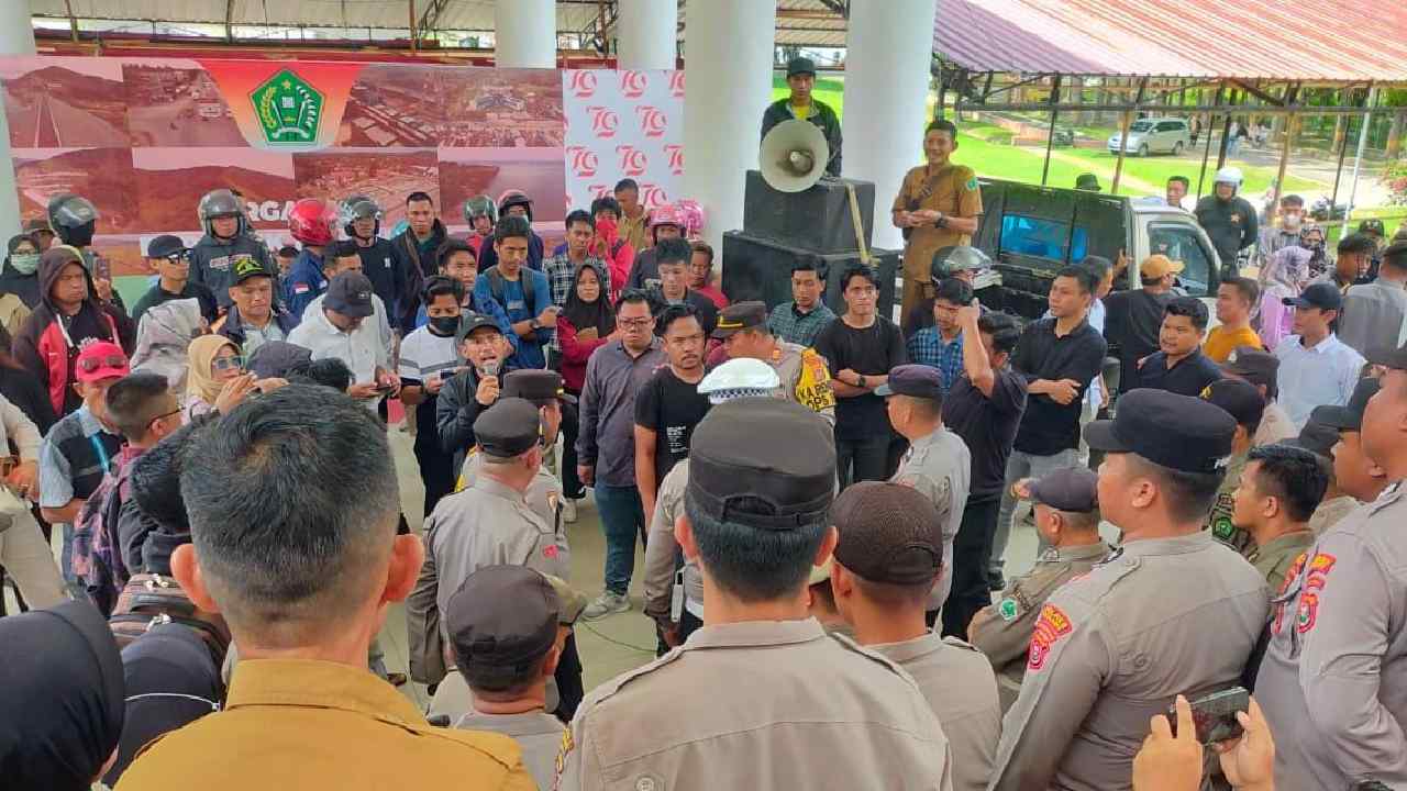 Massa Geruduk Kantor Bupati Konawe Tuding Ada Honorer Siluman Seleksi PPPK