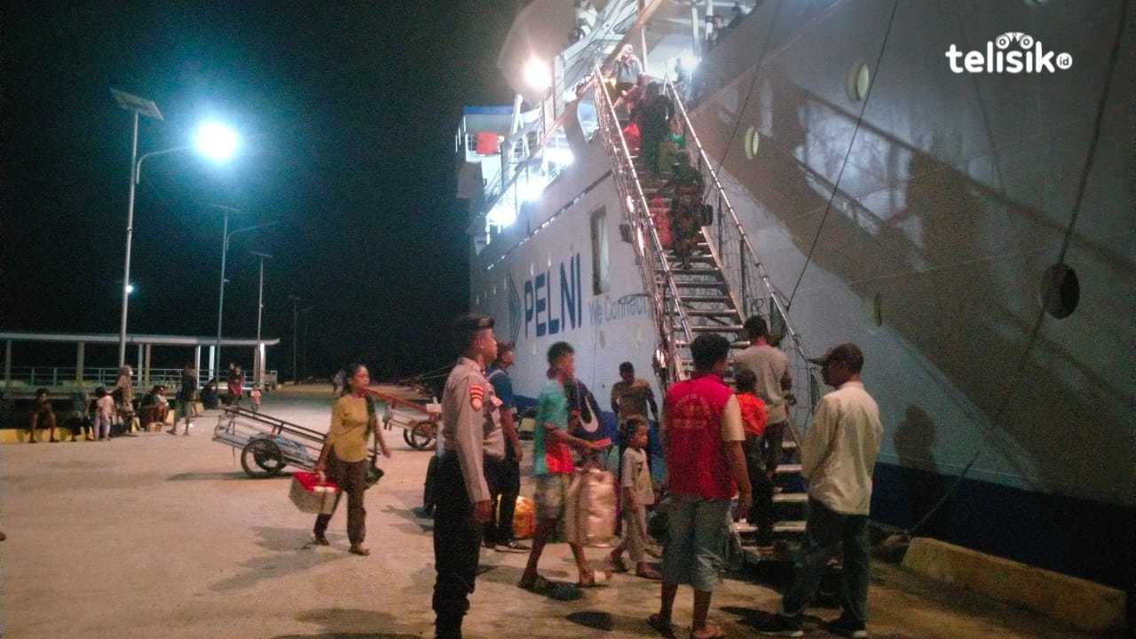 Polisi Amankan Kedatangan KM Leuser dengan Memeriksa Barang dan Penumpang di Panggulubelo Wakatobi