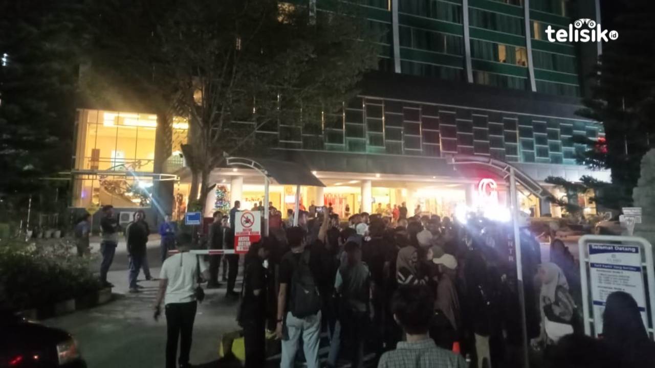 Puluhan Orang Memaksa Masuk Ruang Rapat Pleno KPU Kendari Rekapitulasi Suara Pilkada 2024