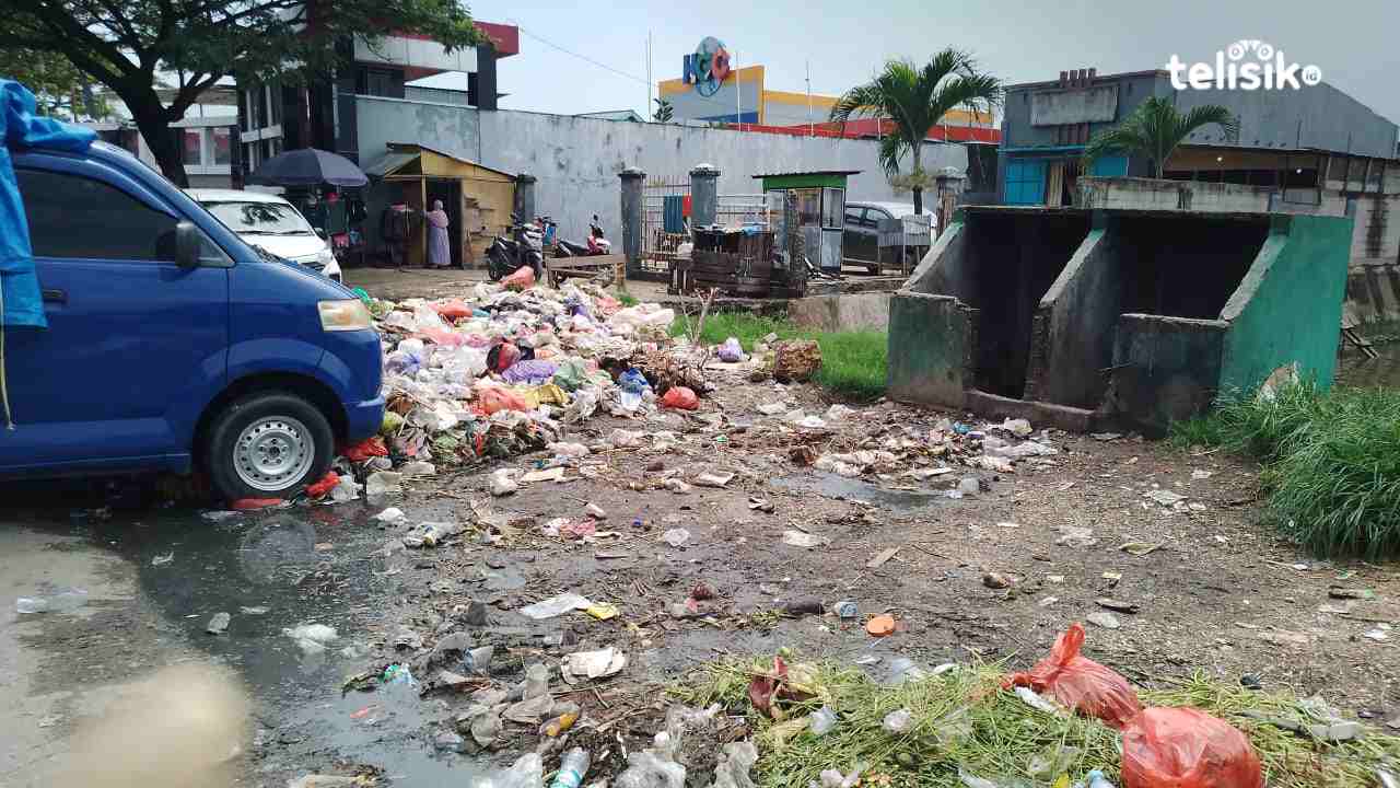 TPI Kendari Dipenuhi Sampah dan Kian Menambah Aroma Tak Sedap