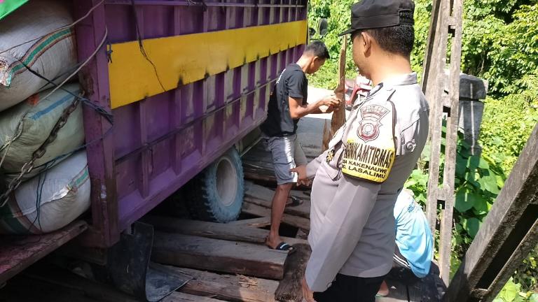 Jembatan Penghubung Buton-Buton Utara Ambruk dan Satu Truk Terperosok