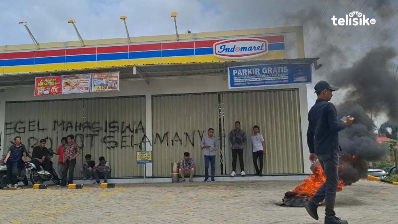 Mahasiswa Kendari Segel Dua Indomaret, DPRD Siapkan Rekomendasi Pencabutan Izin
