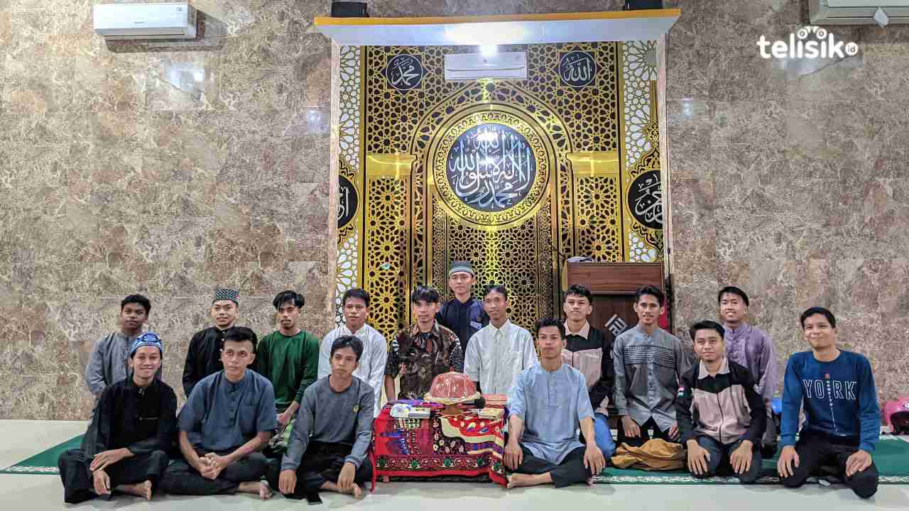 Mahasiswa UHO Kendari Pecinta Masjid Bina Iman dan Taqwa di Malam Tahun Baru 2025