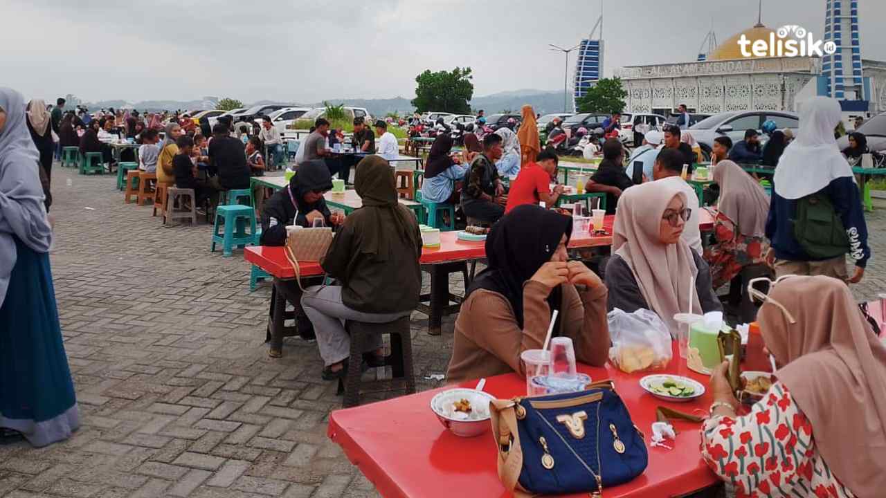 Pelataran Masjid Al-Alam Kendari Jadi Pilihan Favorit Warga Nikmati Akhir Pekan