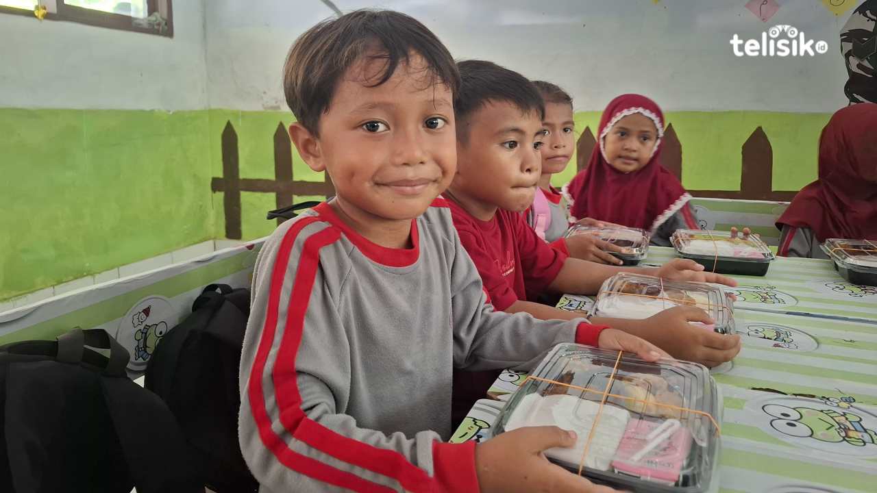 Siswa SDN 67 Kendari Disuguhi Sayur, Rendang, Tempe, Susu, Pisang MBG