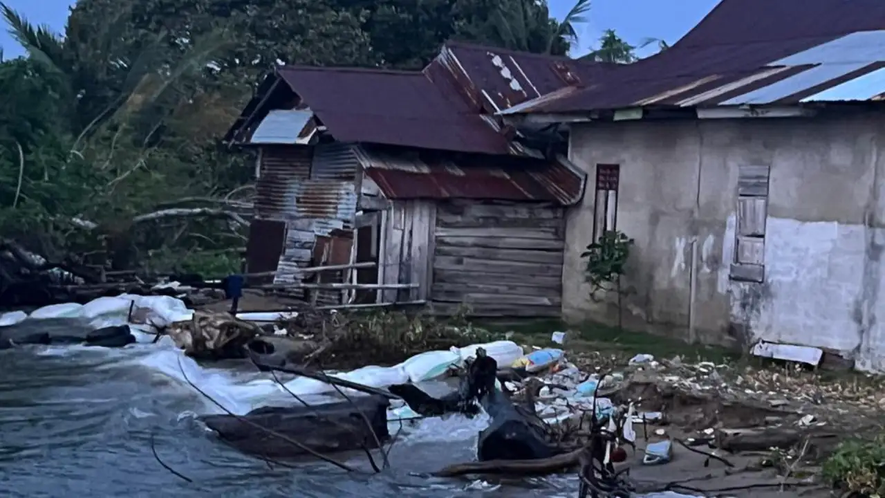 Belasan Rumah di Pesisir Kolaka Utara Terancam Hancur Diterjang Ombak