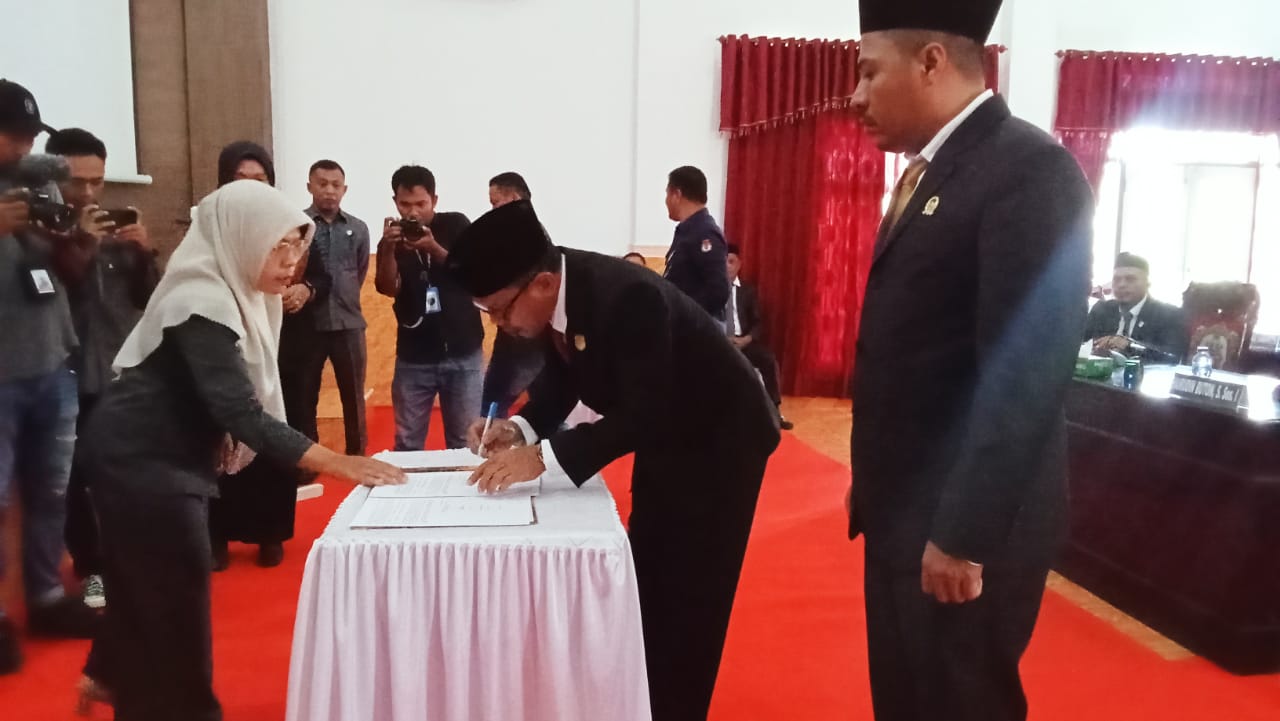 DPRD Wakatobi Tetapkan Haliana-Safia Wualo Calon Bupati-Wakil Bupati 2025-2030