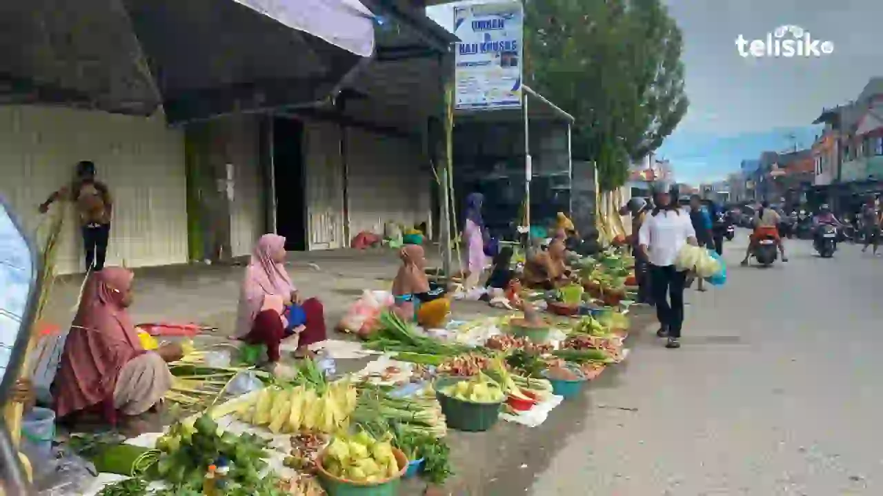 Jelang Ramadhan, Penjual Ketupat Raih Ratusan Ribu Per Hari di Pasar Baubau