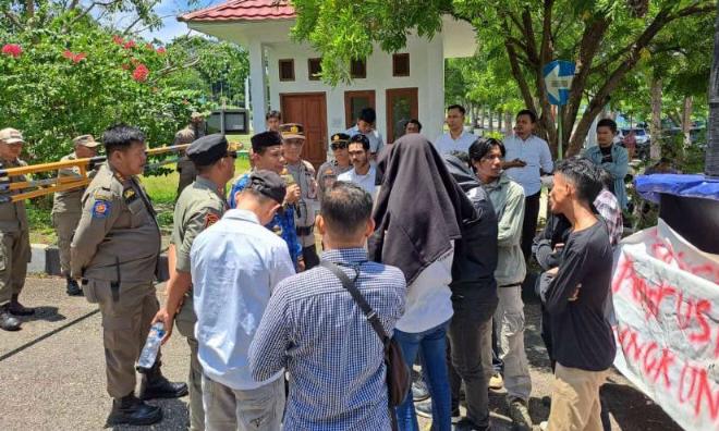 Mahasiswa Datangi Kantor Wali Kota dan Mapolres Protes Kerusakan Pesisir Pantai Lakeba Baubau