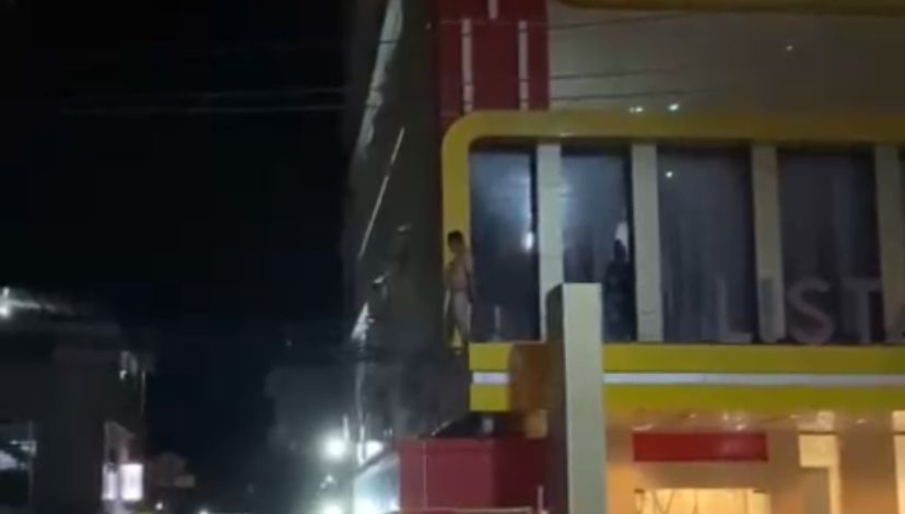 Pria Berpakaian Dalam Coba Menyeberangi Gedung di Depan Pantai Kamali Baubau