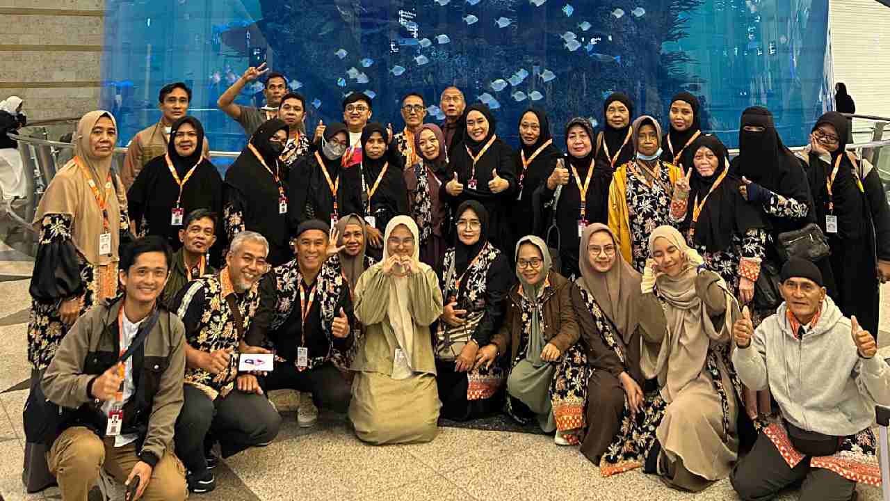 Ratusan Jamaah Umrah Ditelantarkan Travel, Dua Orang Meninggal