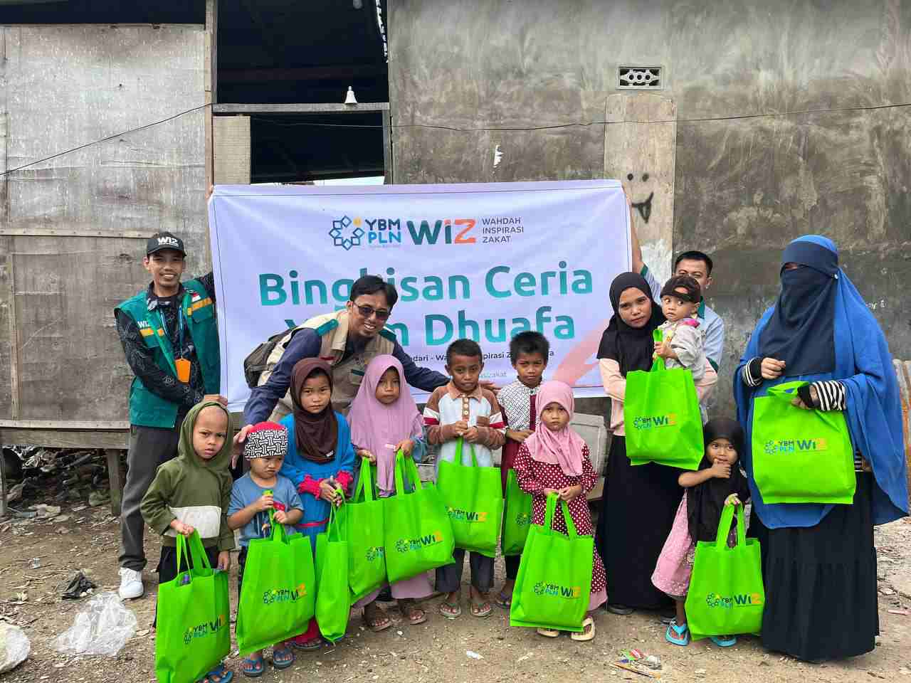 YBM PLN dan WIZ Beri Pakaian Baru dan Perlengkapan Ibadah Belasan Anak Yatim