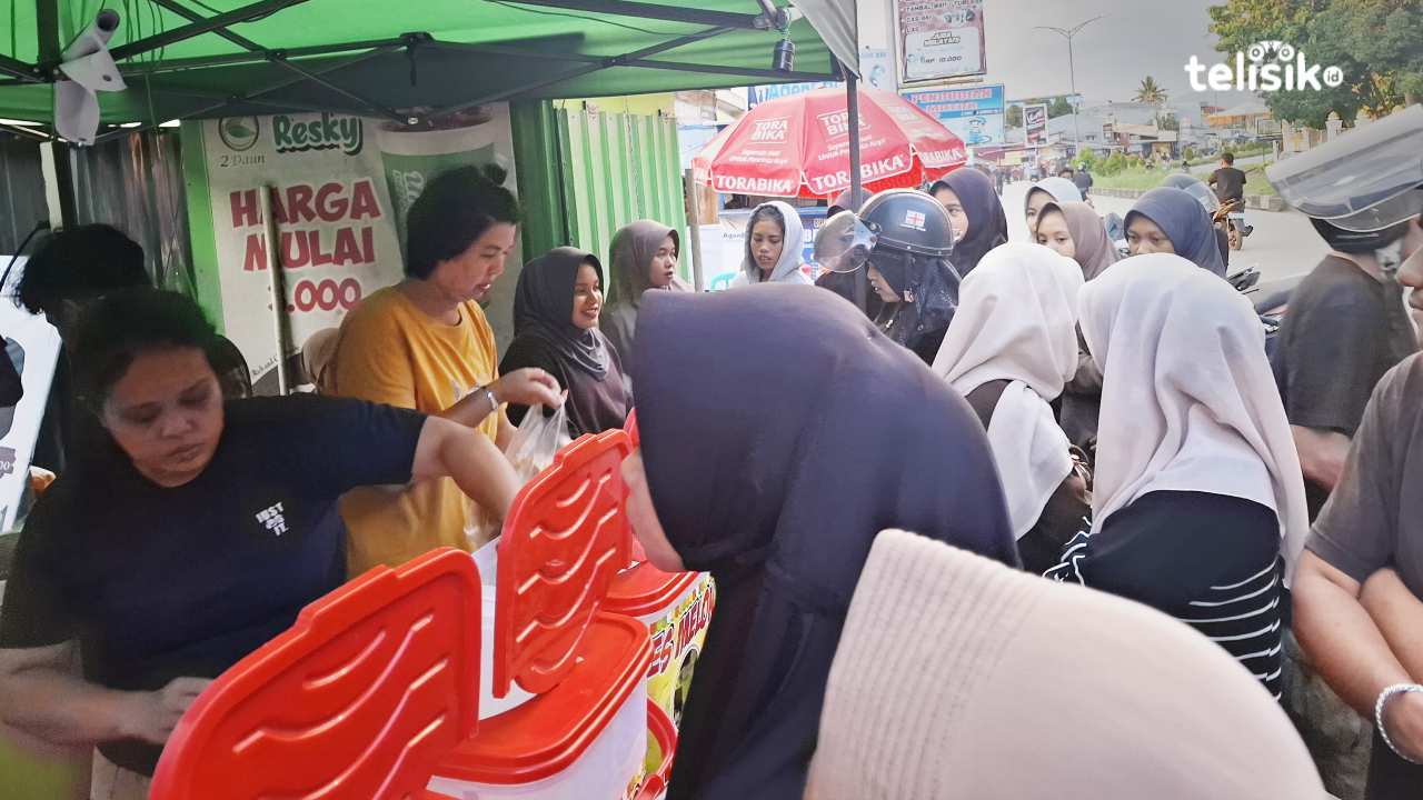 Warga Berebut Takjil Awal Ramadan 1446 di Depan Kampus UHO Kendari