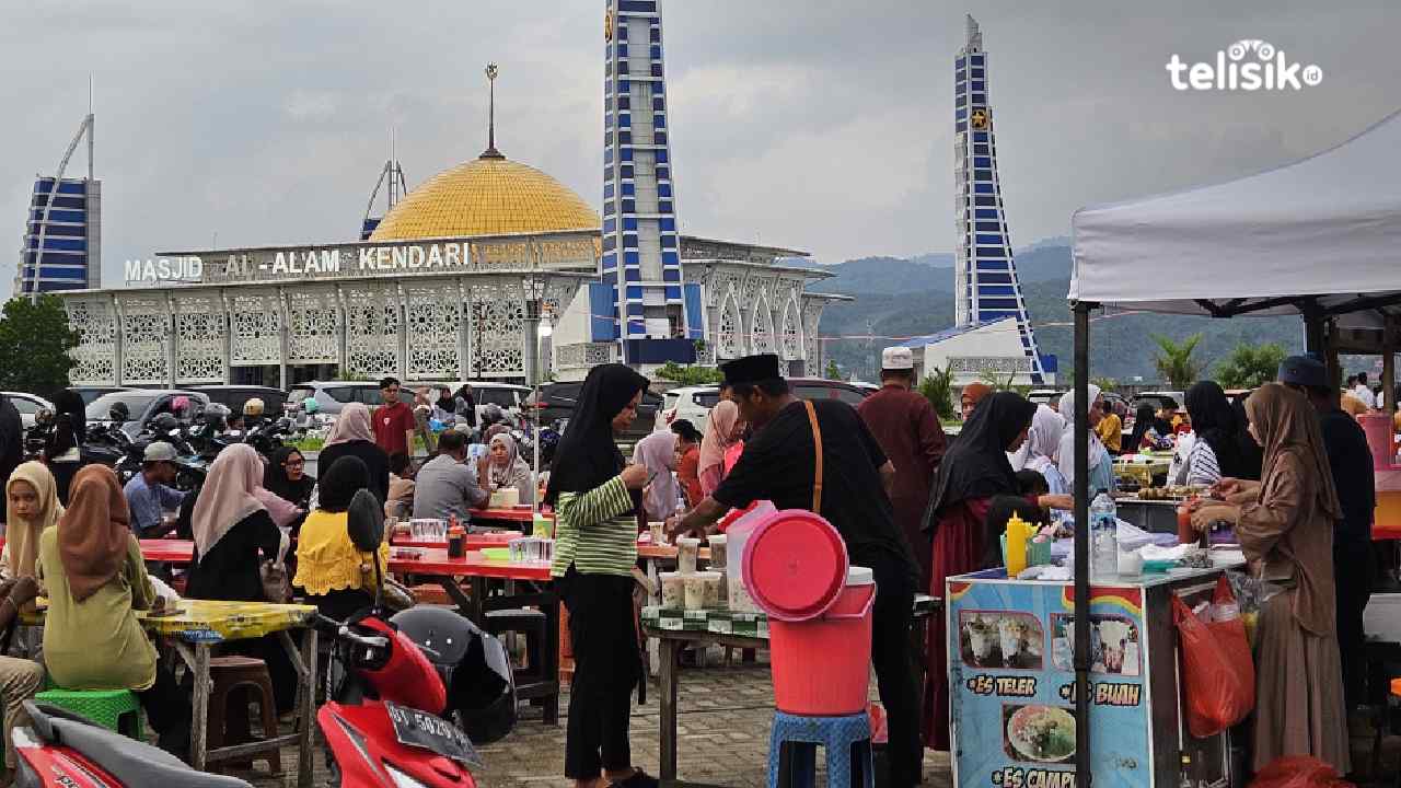 Warga Ramai Ngabuburit Sambil Berburu Aneka Takjil di Masjid Al-Alam Kendari