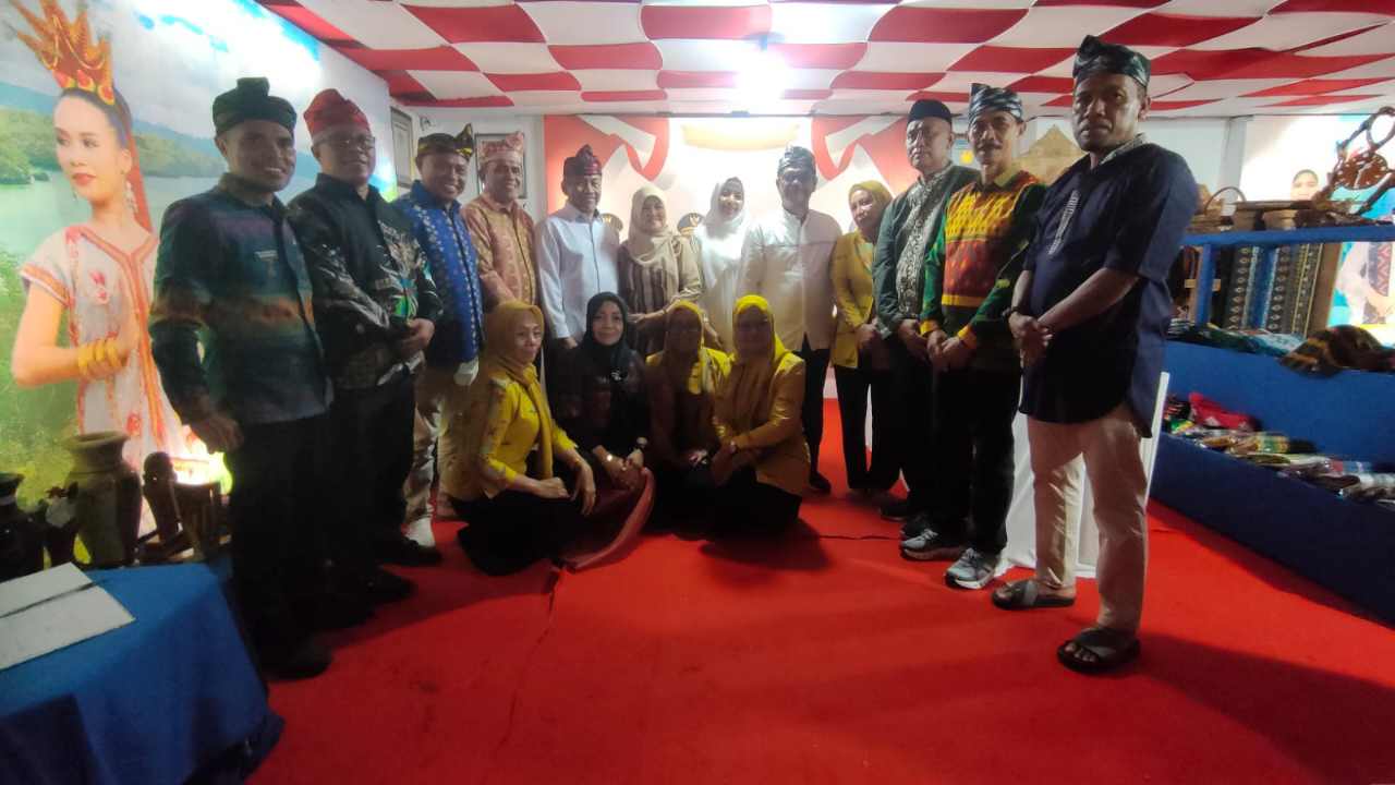 Dihibur Rambi Wuna oleh Bupati, Produk Kerajinan UMKM Muna di Pameran Harmoni Sultra Diborong Pengunjung