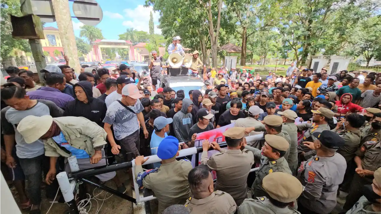 Diwarnai Saling Dorong di Kantor Gubernur Sultra, Ratusan Nelayan Tolak Pemasangan Alat VMS