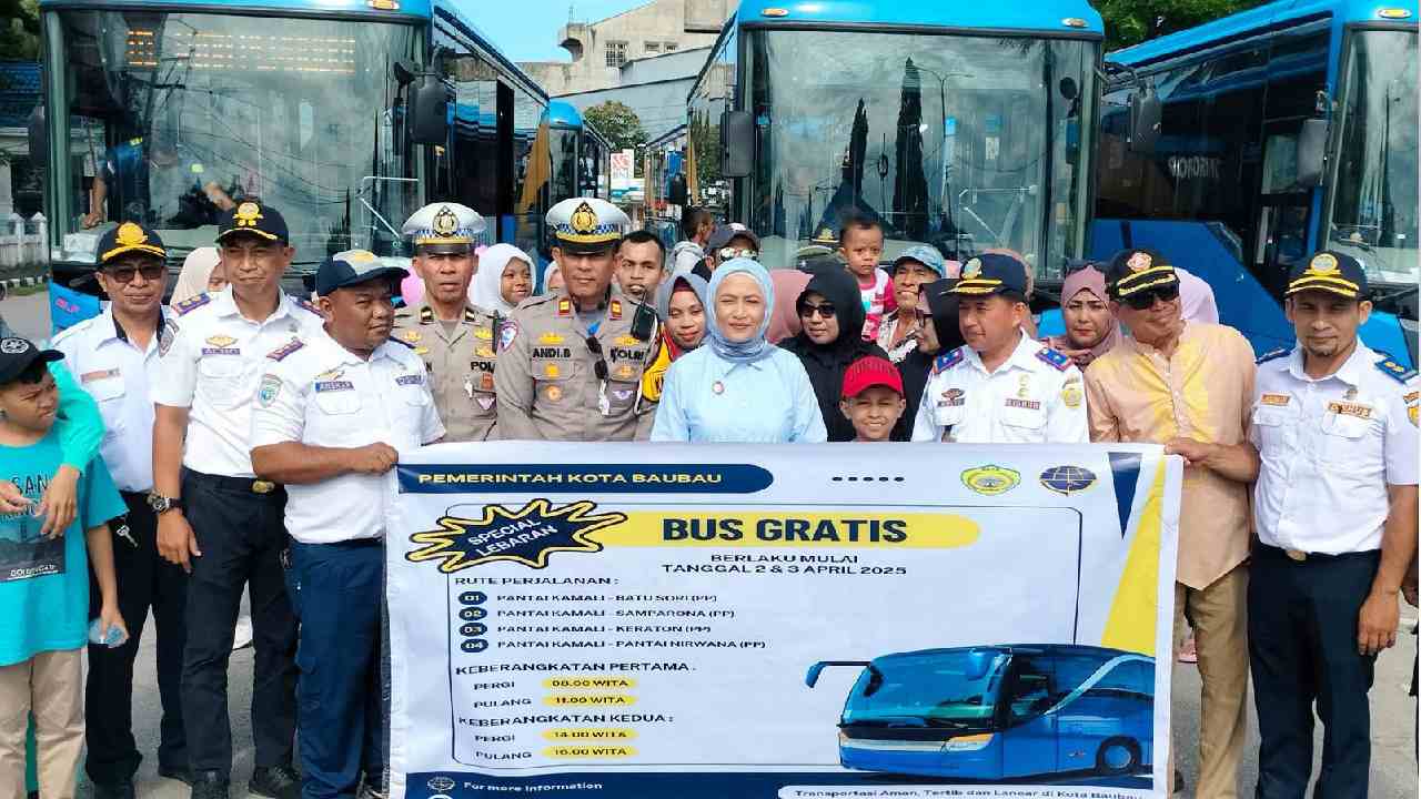 Perdana, Pemerintah Gratiskan Enam Bus Kunjungi Tempat Wisata di Baubau