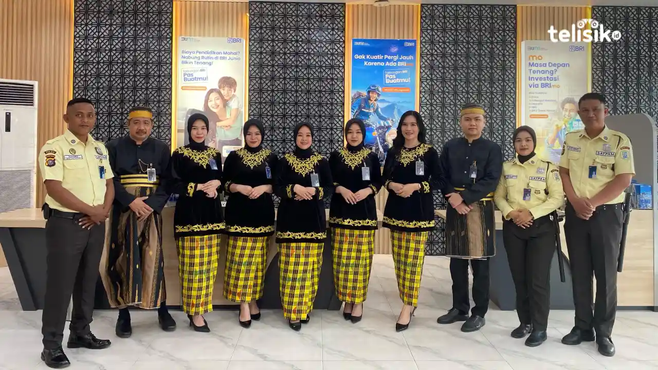 Peringati Hari Kartini, Frontliner BRI BO Kendari Bypass Kenakan Baju Adat Layani Nasabah