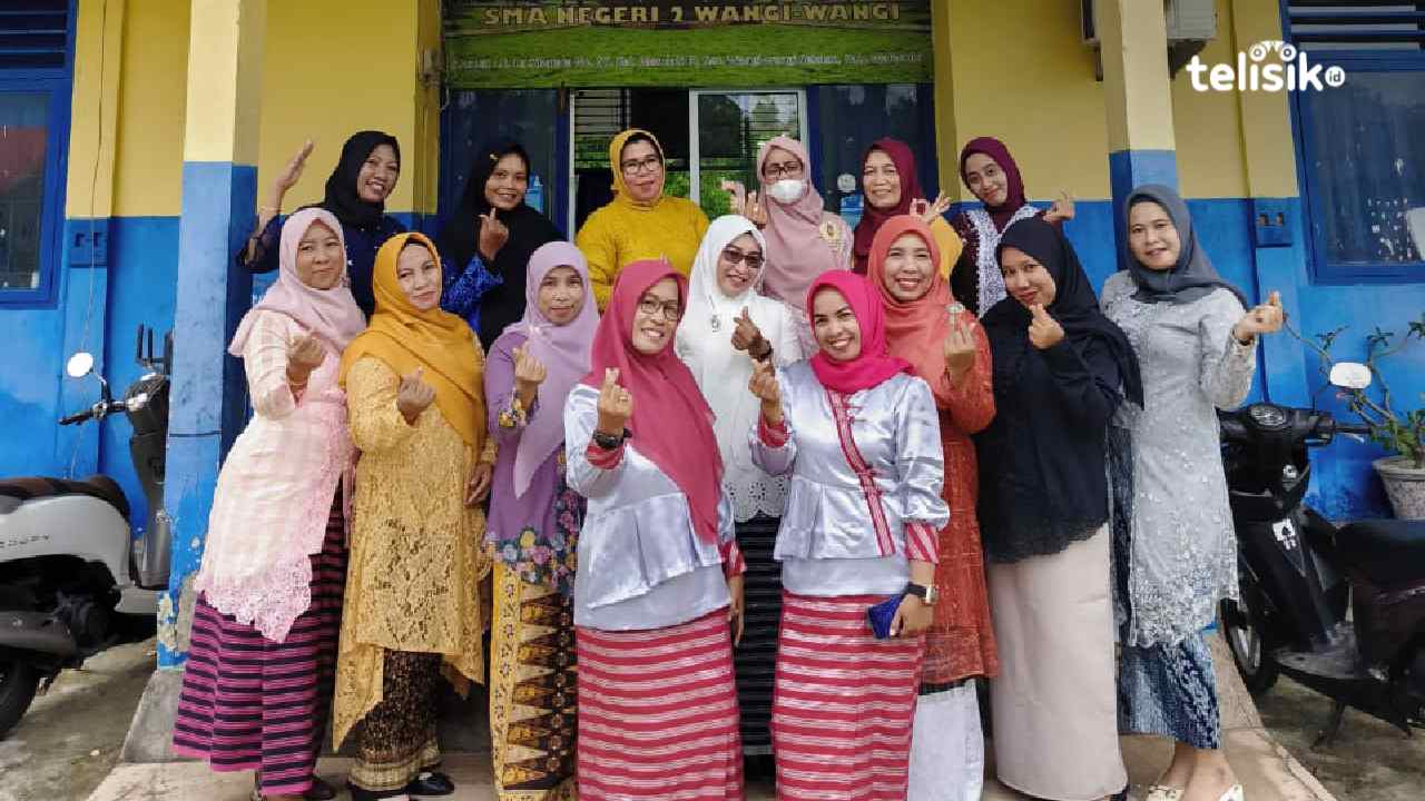 Peringati Hari Kartini, Guru SMA Negeri 2 Wangi-Wangi Wakatobi Tampil Anggun dengan Balutan Kebaya