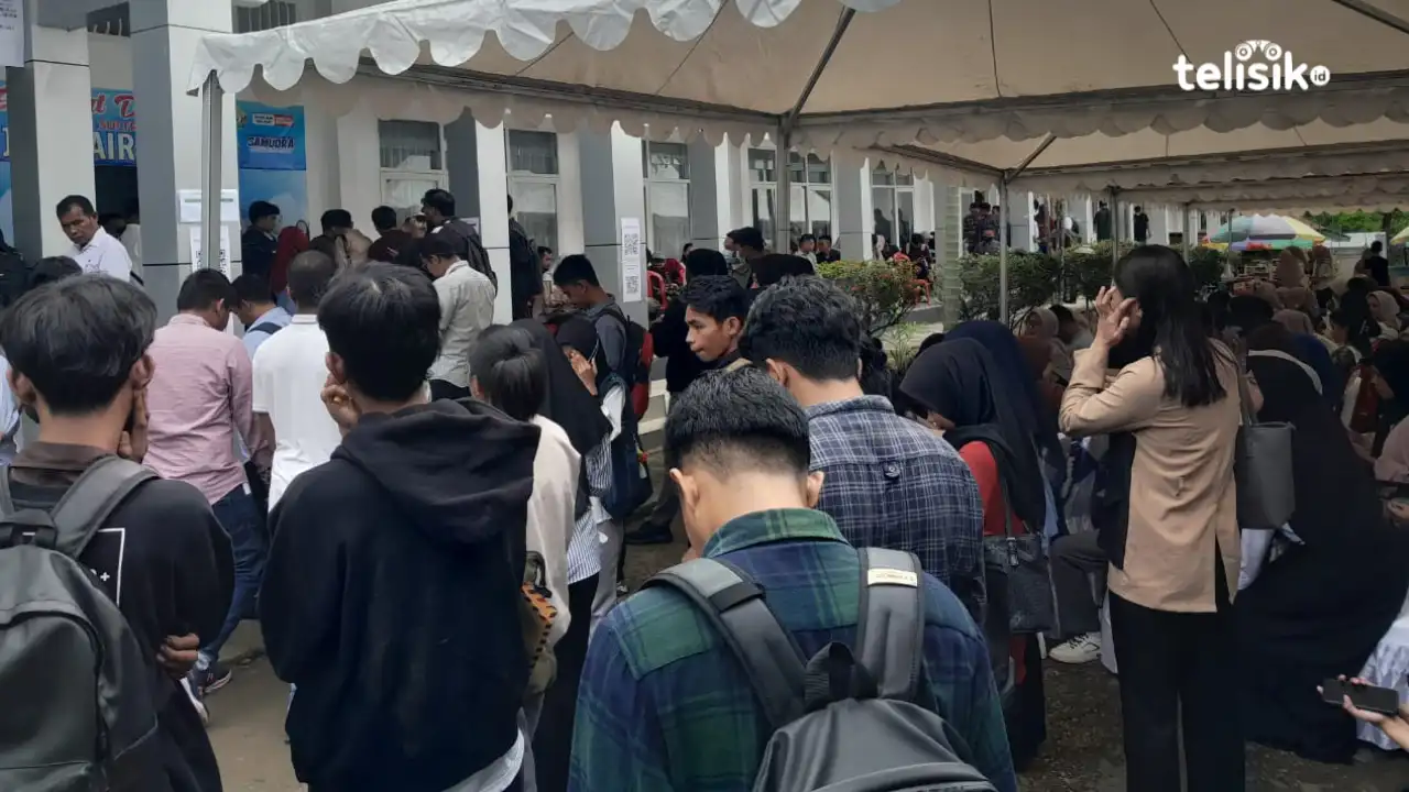 Selenggarakan Job Fair, Ratusan Pencari Kerja Padati Kantor Dinas Transnaker Sultra