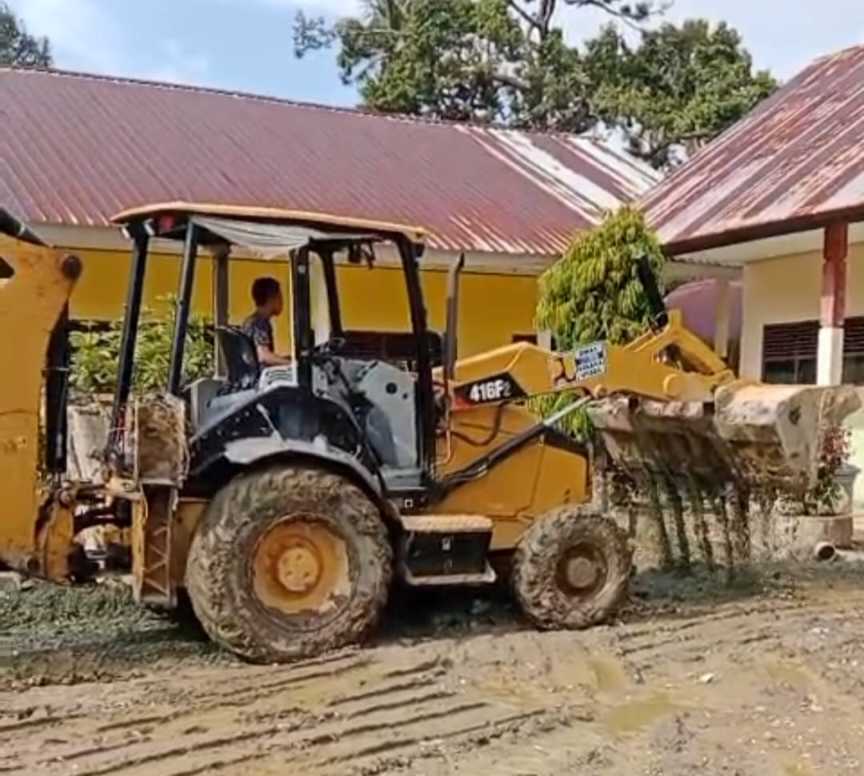 Dinas PUPR Turunkan Alat Berat Keruk Endapan Lumpur Genangi SDN di Kolaka Utara