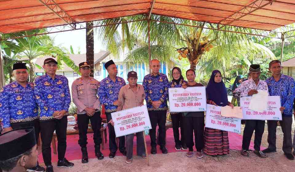 Warga Baubau Terima Bantuan Perbaikan RTLH dan Sertifikat Tanah