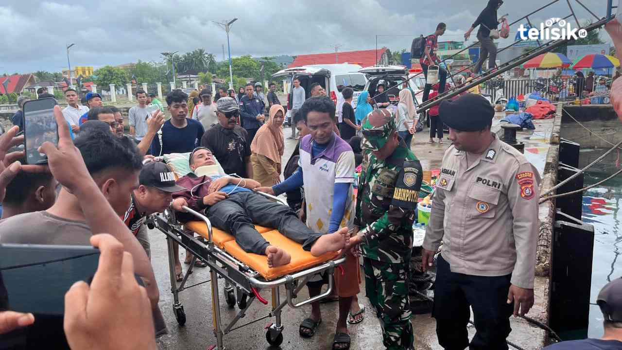 Dua Pasien Wakatobi Terpaksa Ditandu Polisi Naik Kapal Menuju RS Bahteramas Kendari