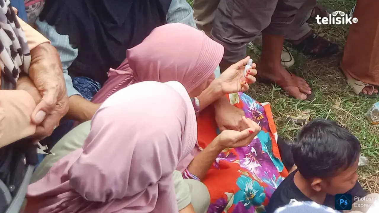 Ibu Korban Menangis Histeris saat Saksikan Pencarian Anaknya yang Lompat dari Jembatan Teluk Kendari