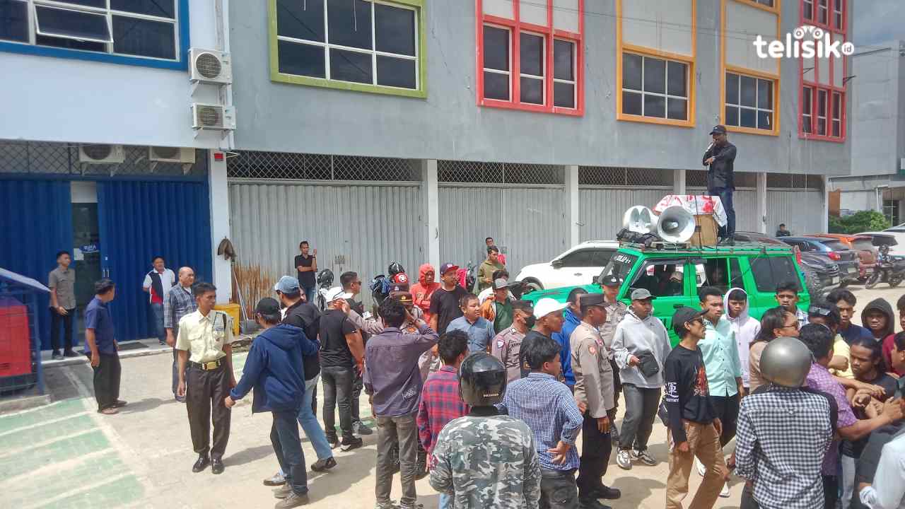 Massa Mahasiswa Tuntut Tanggung Jawab MTF Kendari Bentrok dengan Karyawan