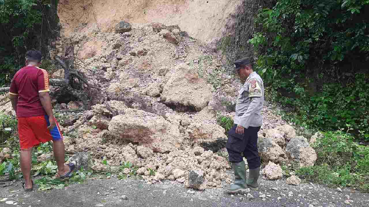Longsor Putus Akses Vital Jalan Poros Batauga-Sampolawa Buton Selatan
