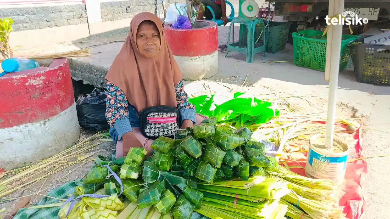 Samsiah, Pedagang Kulit Ketupat yang Sudah Berjualan 10 Tahun di Kota Kendari