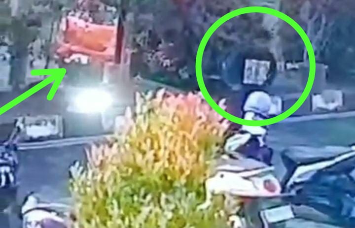 Knalpot Motor Mahasiswi Dicuri saat Parkir di Kampus, Pelaku Terekam CCTV Pakai Mobil Agya Orange