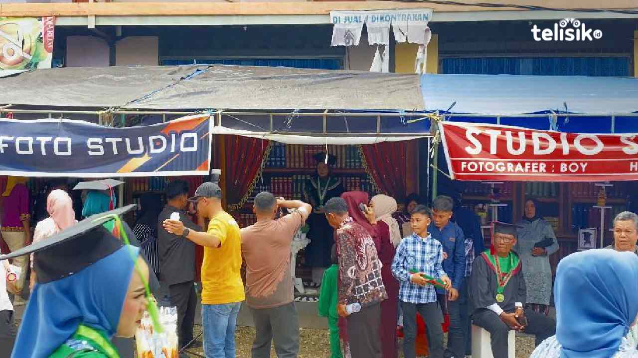 Wisuda Universitas Muhammadiyah Buton, Fotografer Dadakan Ketiban Cuan
