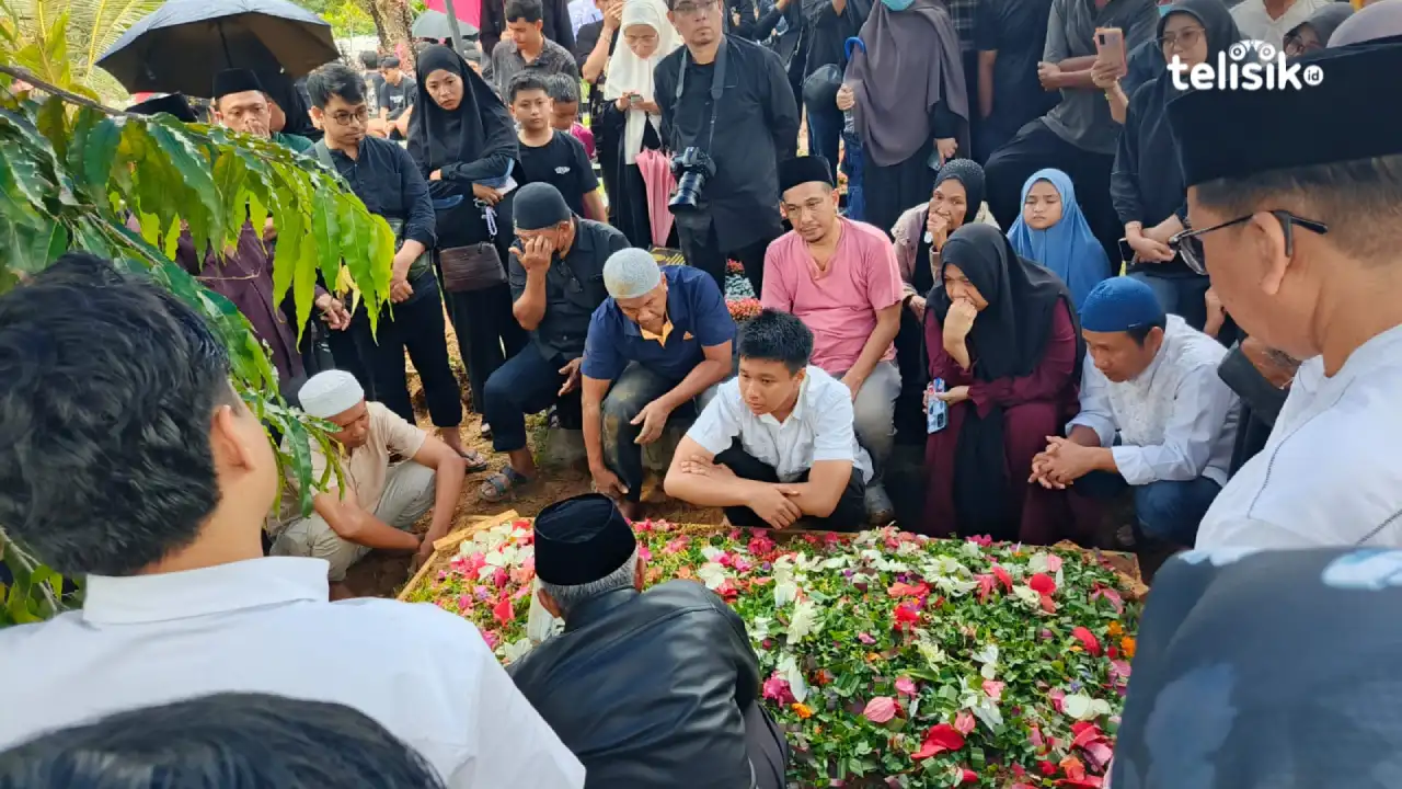 Gerimis Iringi Prosesi Pemakaman Jenazah Rektor UHO Kendari Prof Armid