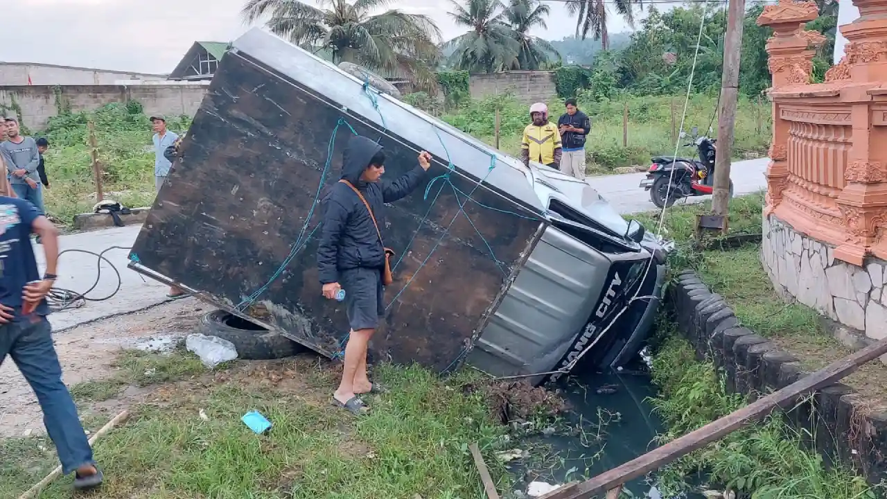 Mobil Box Terjungkal ke Selokan SPBU Teratai Kendari