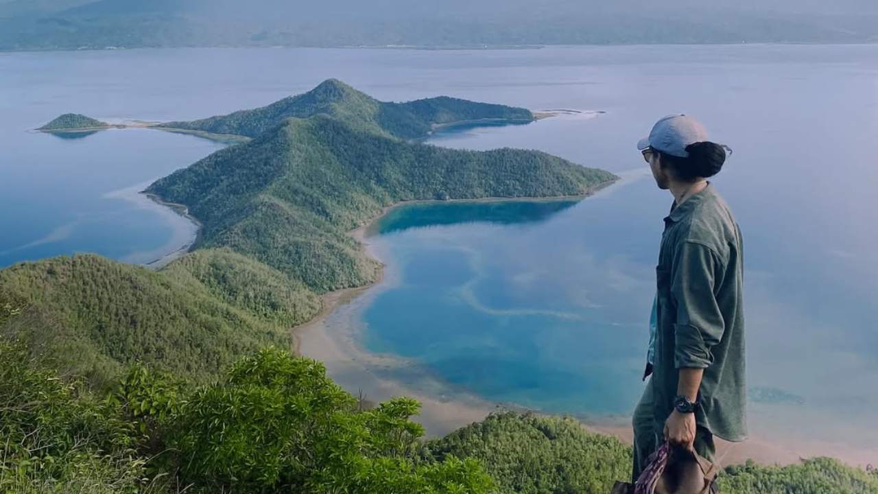Rangkaian Festival Sultra 2025, Merah Putih Berkibar di Puncak Padamarang Kolaka