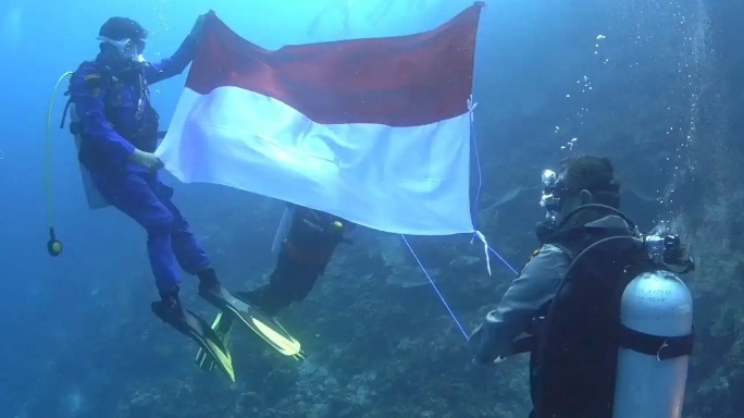 Upacara HUT ke-80 RI: Bendera Merah Putih Dikibarkan 45 Menit di Dasar Laut Wakatobi