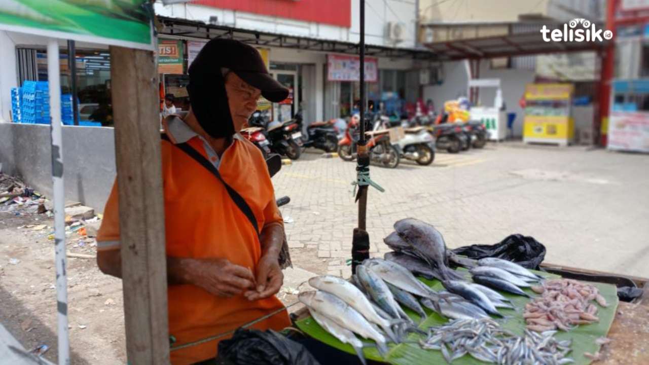 Dari Lapak Ikan ke Toga Wisuda: Perjuangan Pria Kendari Mengantar Tiga Anak Jadi Sarjana