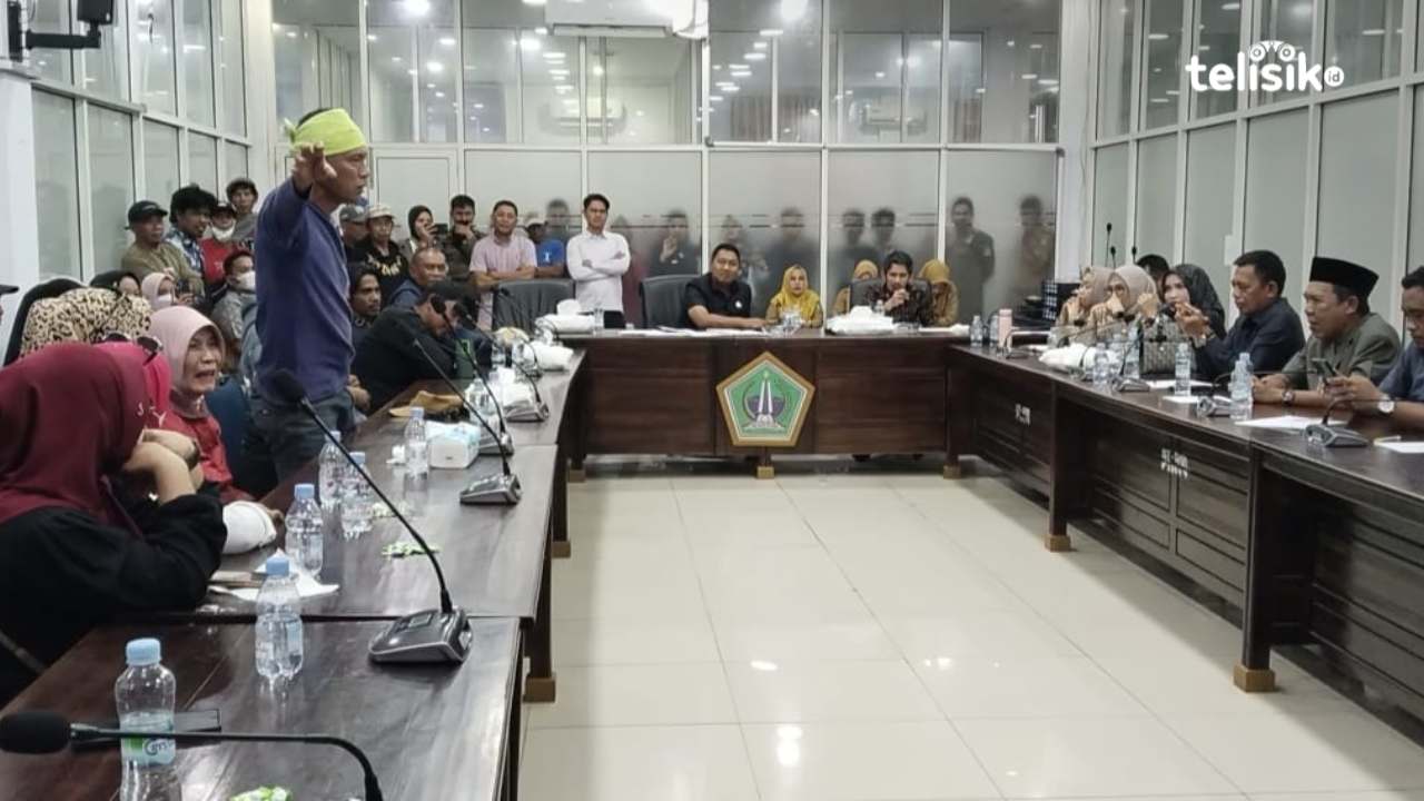 Dipimpin Kades yang Diberhentikan, Warga Desa Sarona Kolaka Utara Ngamuk di Ruang RDP DPRD