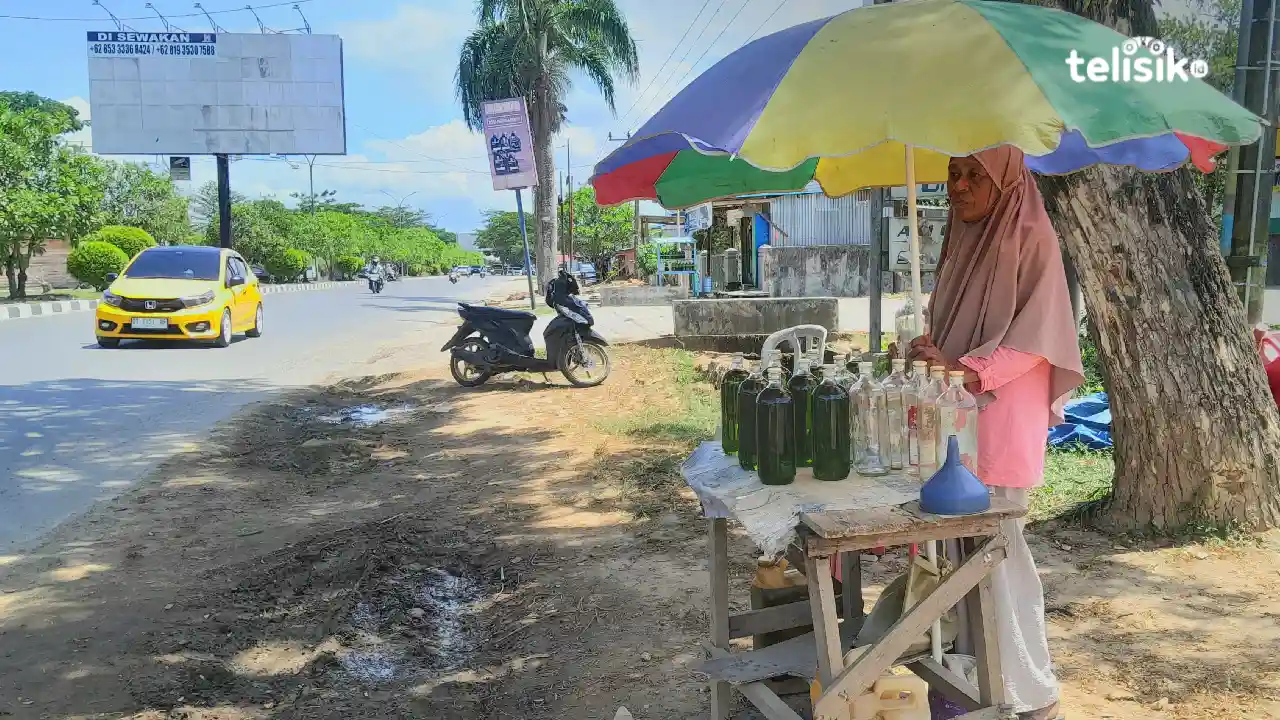 Foto Humanis: Penjual Bensin Eceran