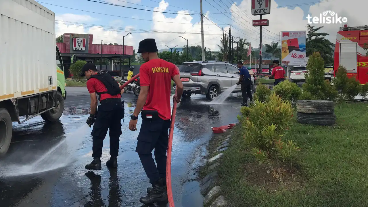 Damkar Kendari Mulai Bersihkan Sisa Pembakaran Usai Unjuk Rasa di Tapak Kuda