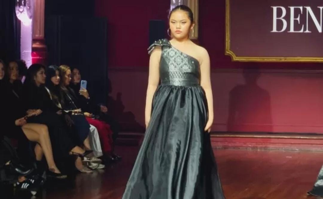 Model Cilik Asal Kendari Zayyanah Dzatil Izzah Harumkan Indonesia di Paris Fashion Week 2025