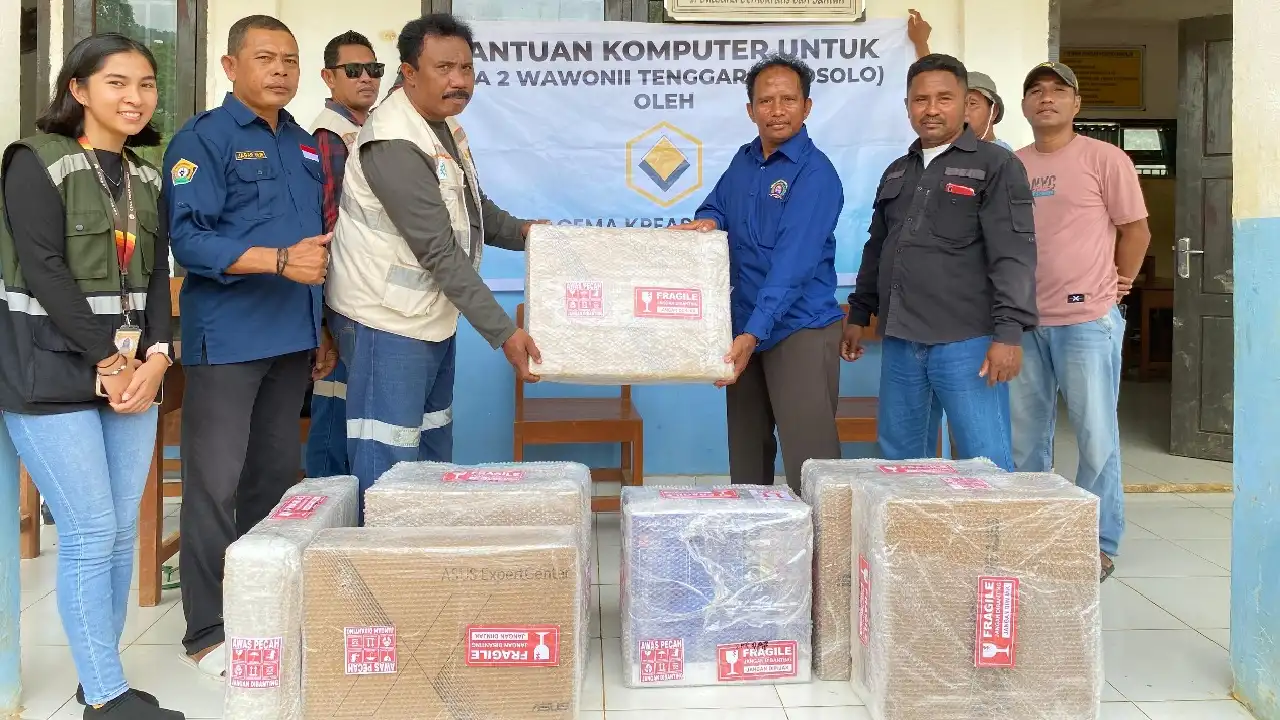 Berhenti Berproduksi, PT GKP Serahkan Fasilitas Komputer Pertama ke SMAN 2 Wawonii Tenggara