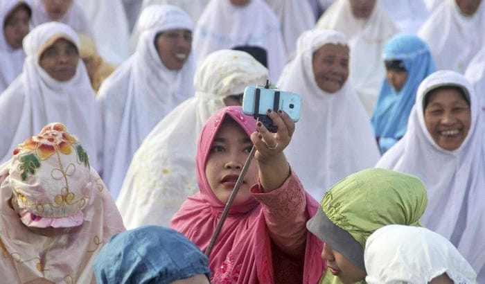 Pamer Ibadah di Medsos: Waspada Sum'ah, Penyakit Hati yang Menghapus Pahala
