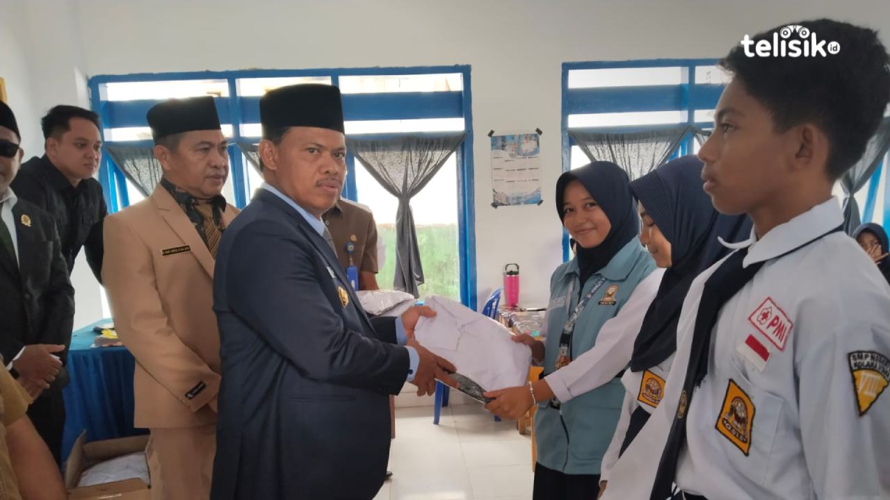 Pemkab Kolaka Utara Bagikan Seragam Sekolah Gratis ke Ribuan Pelajar dari APBD