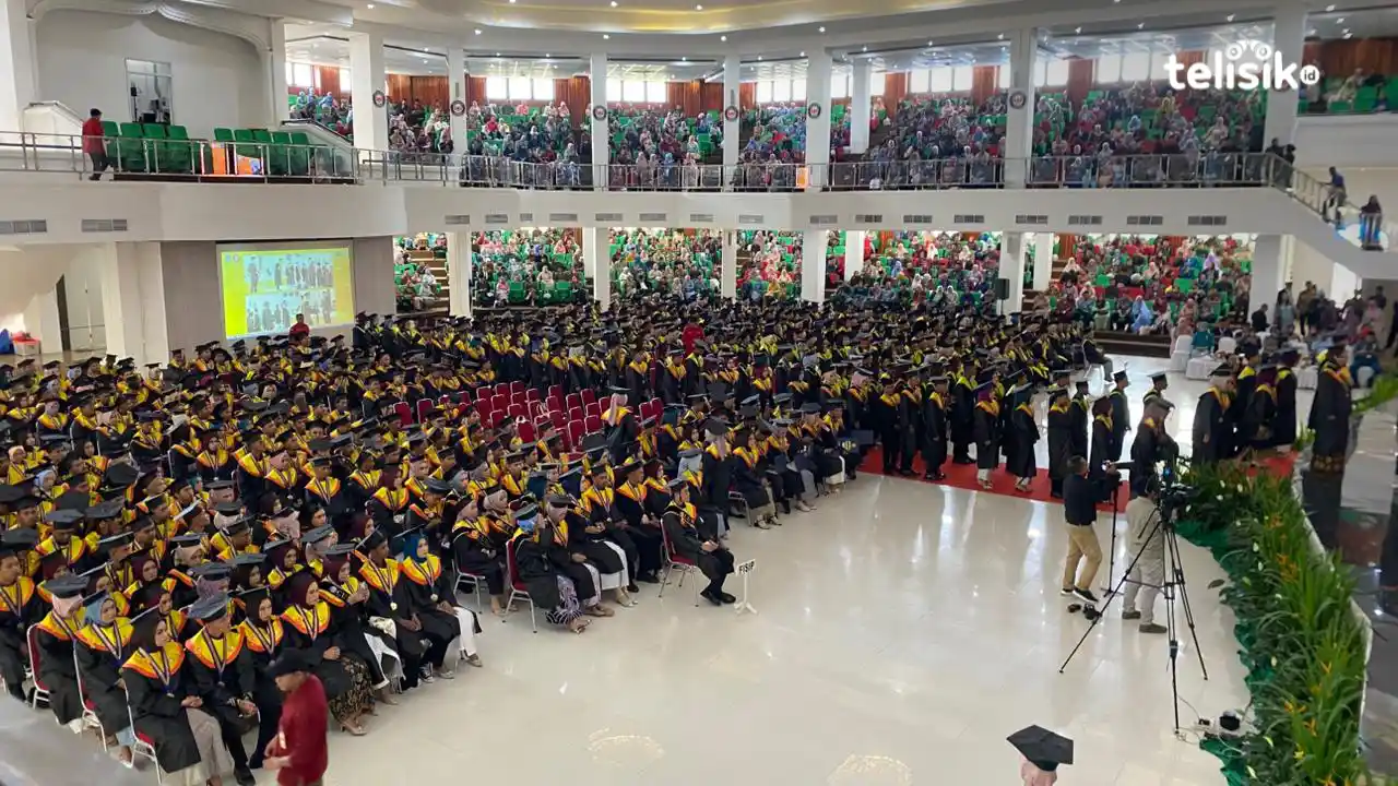 Plt Rektor UHO Ingatkan Wisudawan Tak Berburu PNS