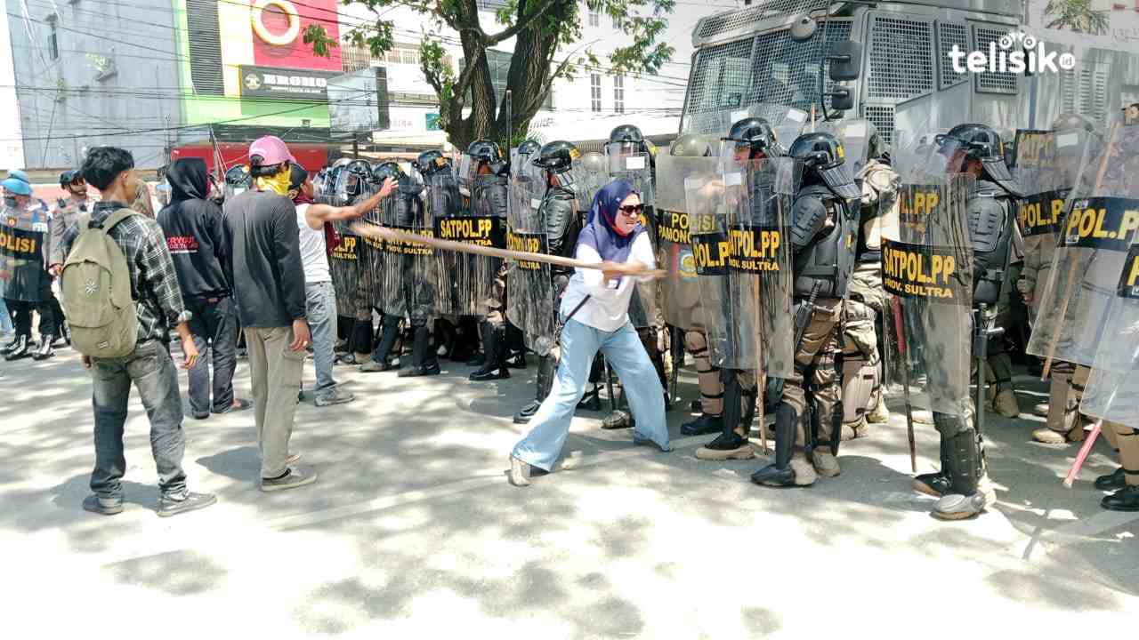 Seorang Ibu Luapkan Kemarahan dan Paksa Mundur Aparat, Tolak Pencocokan Objek Sengketa Lahan Eks PGSD Kendari