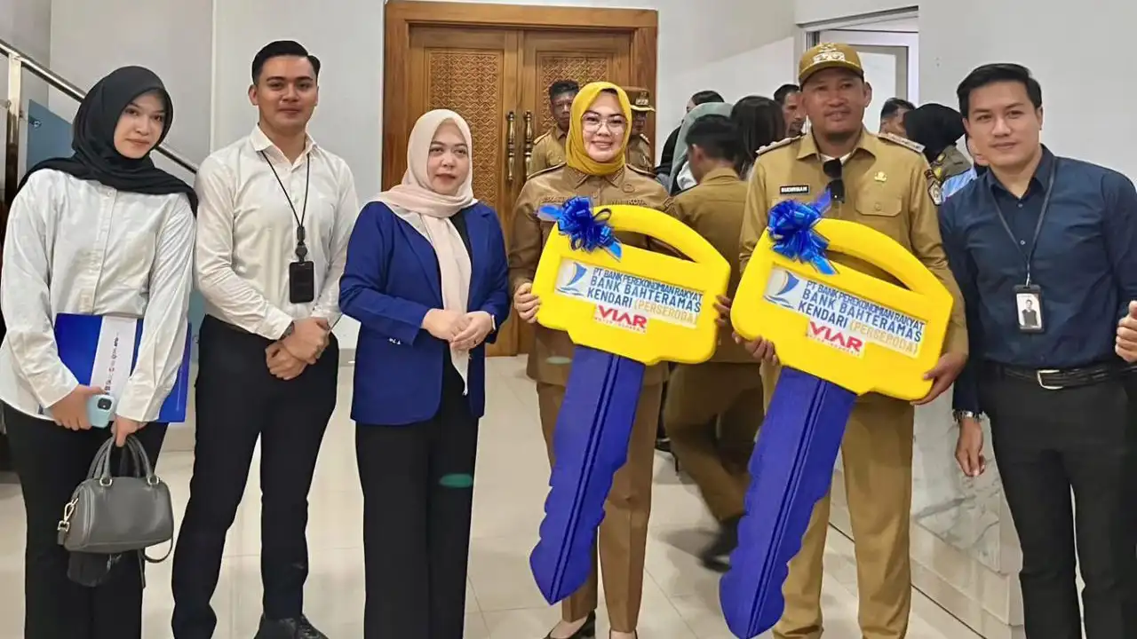 BPR Bahteramas Serahkan Dua Kendaraan Sampah ke Pemkot Kendari