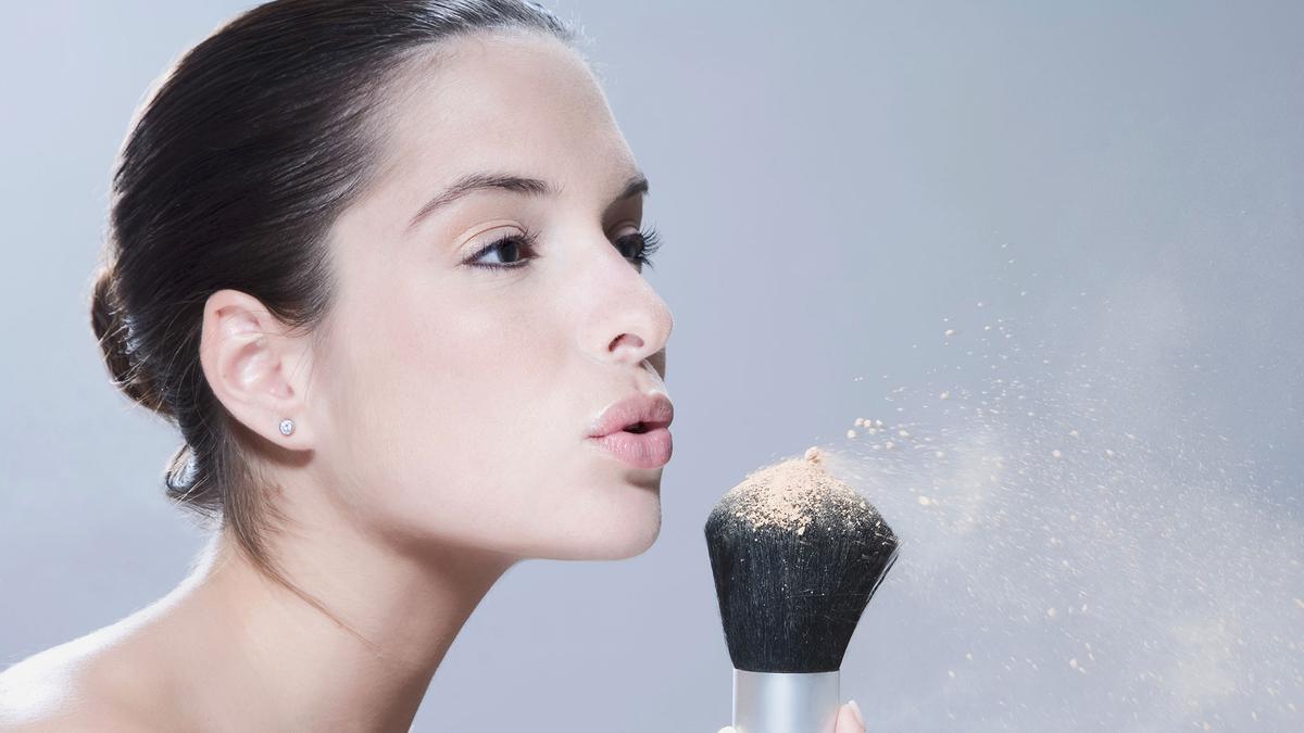 Rekomendasi Bedak Padat Travel-Friendly untuk Touch Up Kapan Saja